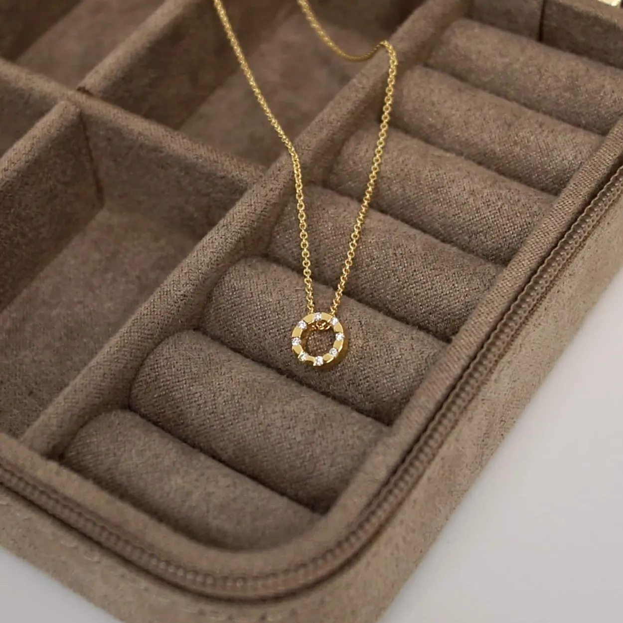 CHRISTOFFERSEN JEWELLERY HALSKÆDE 14 KARAT GULD CIRKEL MED 0,06 CARAT BRILLANTER – 2000121