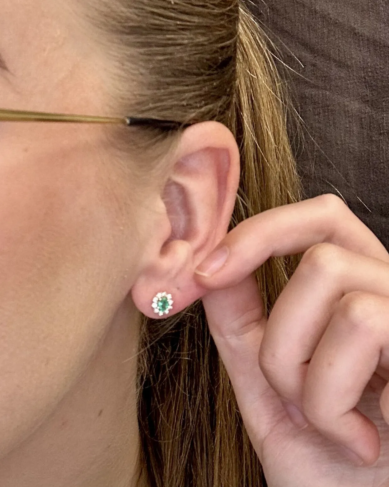 CHRISTOFFERSEN JEWELLERY ROSÉT ØRESTIKKER 14 KARAT GULD MED SMARAGD OG BRILLANTER - 3070256G-SM