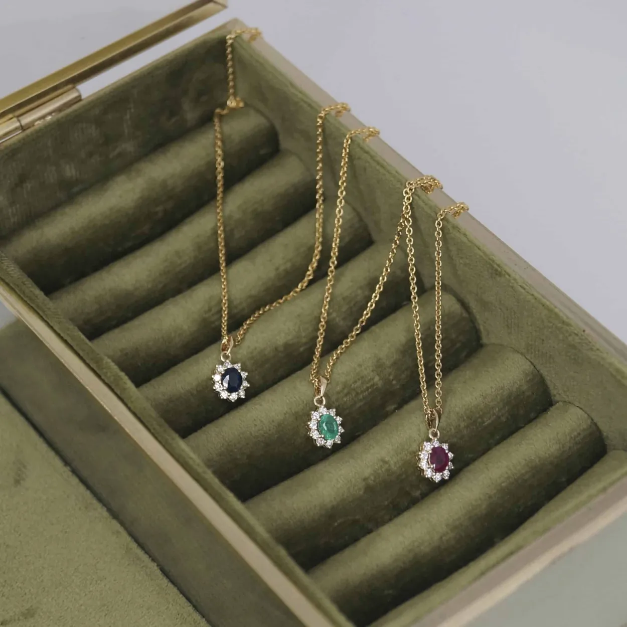 CHRISTOFFERSEN JEWELLERY ROSET VEDHÆNG 14 KARAT GULD MED SAFIR OG BRILLANTER - 4070256G-SA