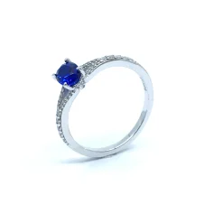 CHRISTOFFERSEN JEWELLERY SØLV RING RHODINERET MED SYNTETISK BLÅ SAFIR OG ZIRKONIA - 5070776-9