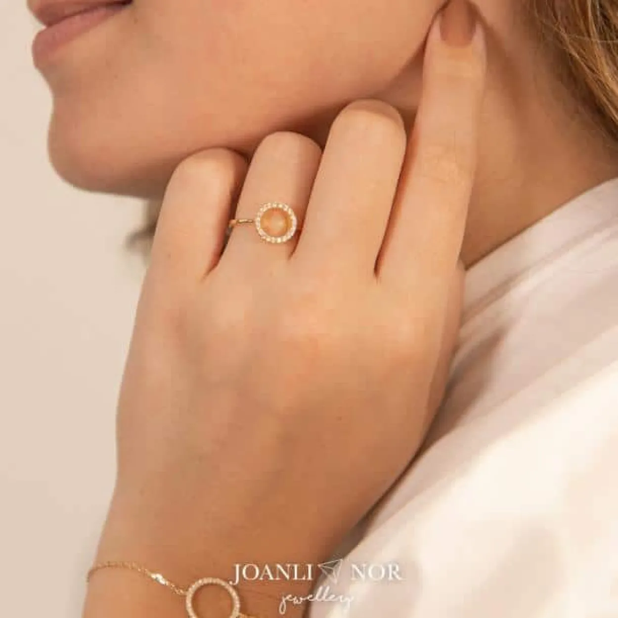 JOANLI NOR ANNANOR ARMBÅND SØLV FORGYLDT 13 MM CIRKEL MED ZIRKONIA - 80450115900