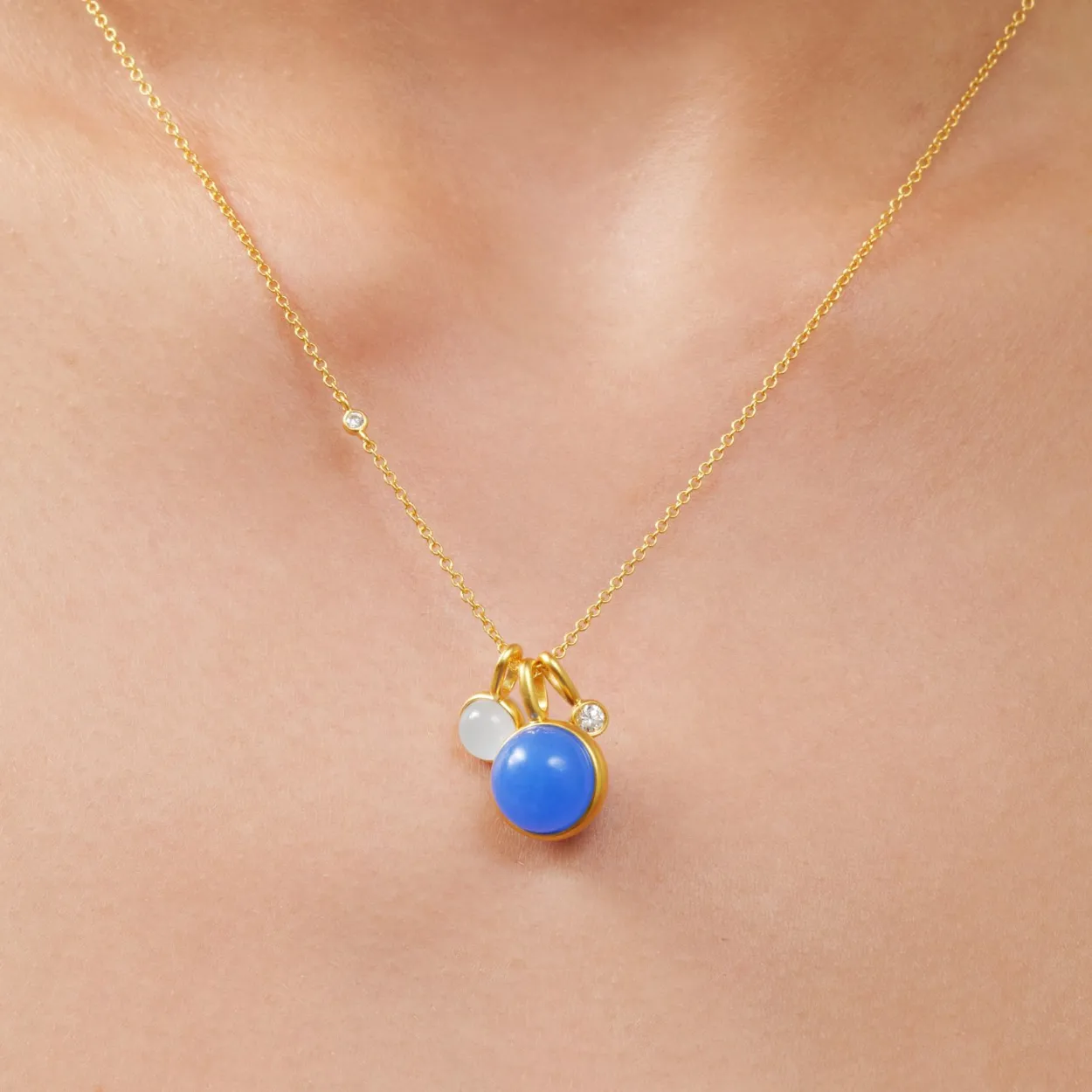 JULIE SANDLAU PRIME VEDHÆNG MED ROYAL BLUE KRYSTAL - PD19GDROBLCR