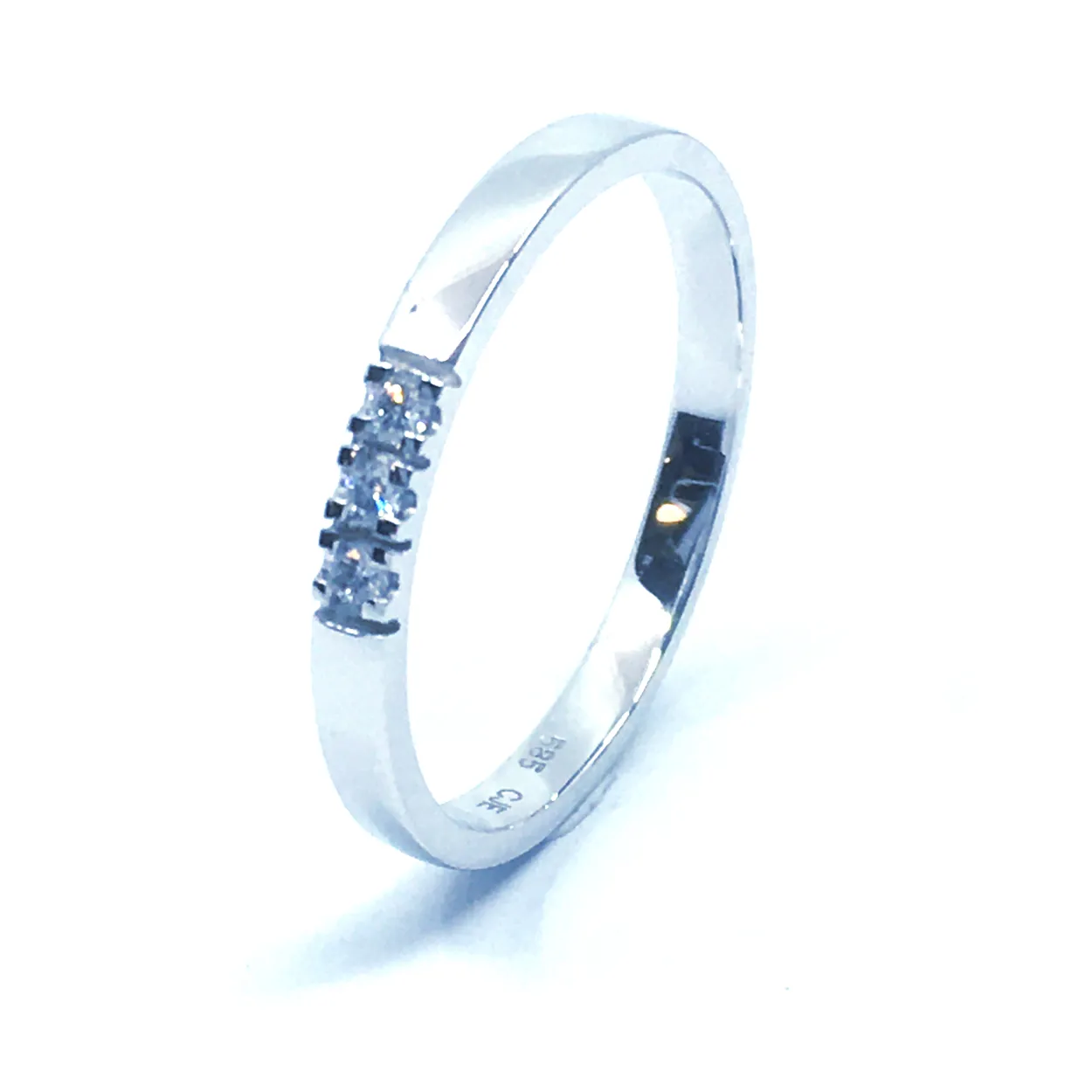 14 KT. ALLIANCE RING HVIDGULD MED BRILLANT 3X0,02 CT. W/SI