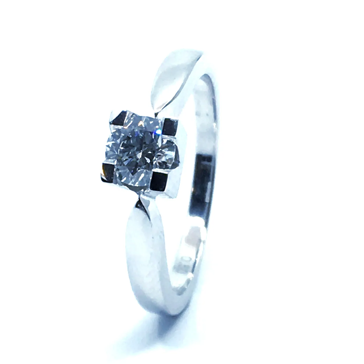 14 KT. HVIDGULD EVA RING MED BRILLANT 0,50 CT. W/SI