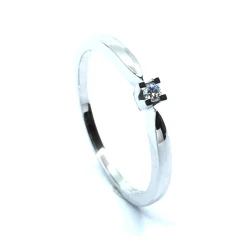 8 KT. HVIDGULD EVA RING MED BRILLANT 0,03 CT. W/SI