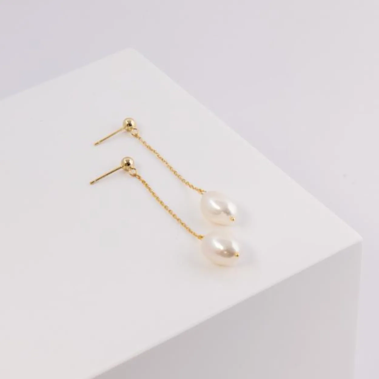 NORDAHL JEWELLERY FORGYLDT ØREHÆNGER KÆDE MED PERLE - 30490035900