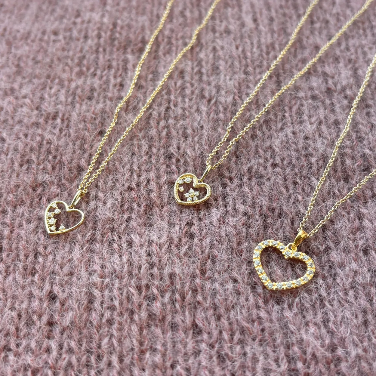 SCROUPLES HJERTE VEDHÆNG I 8 KARAT GULD MED 6 ZIRKONIA STENE - 215683