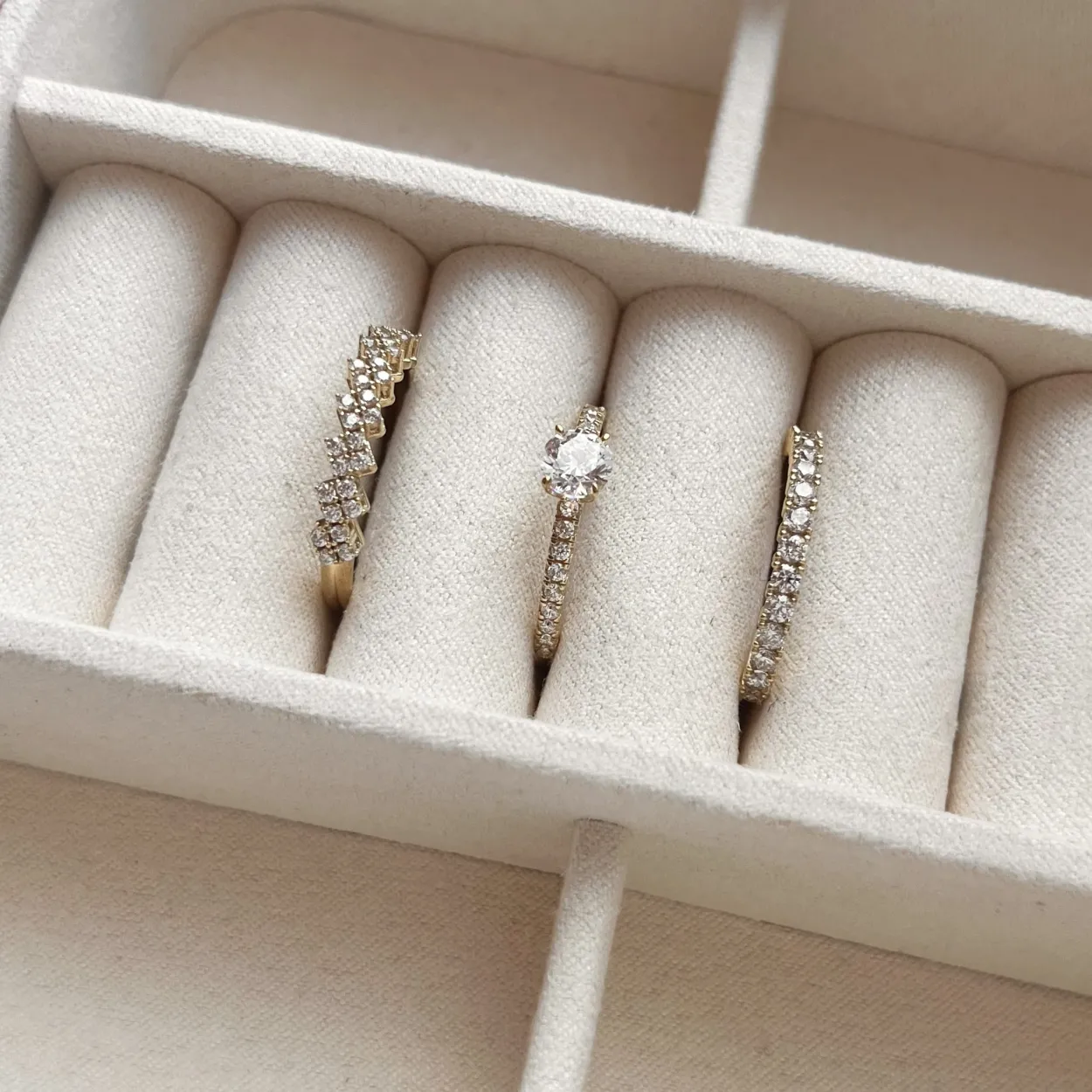 SCROUPLES RING I 8 KARAT GULD MED STEN - 714913